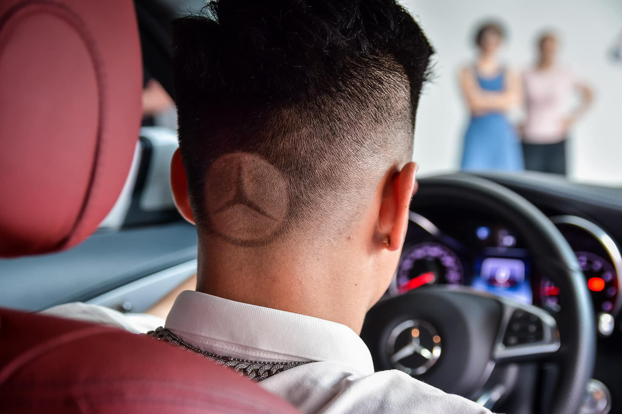Gây ấn tượng trong ngày nhận xe, 9X Bắc Ninh thửa ngay kiểu đầu đậm chất ‘fan cuồng Mercedes-Benz - Ảnh 3.