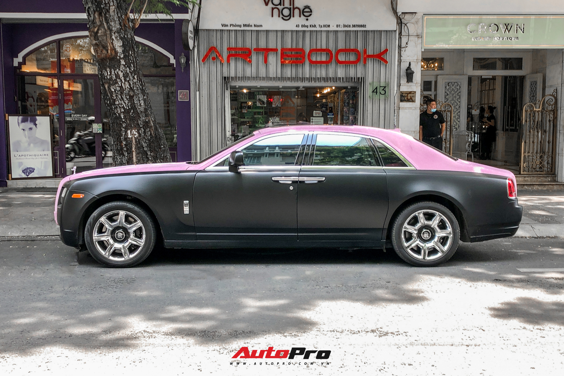 Rolls-Royce Ghost của Ngọc Trinh dẫn đầu đoàn siêu xe tiền tỷ diễu hành trên phố Sài Gòn - Ảnh 4.