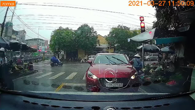 Đỗ ngược chiều đợi người thân mua đồ, tài xế ngồi trong xe hút thuốc, quyết không di chuyển mặc tiếng còi thúc giục - Ảnh 2.