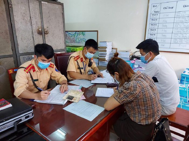 Đỗ ngược chiều đợi người thân mua đồ, tài xế ngồi trong xe hút thuốc, quyết không di chuyển mặc tiếng còi thúc giục - Ảnh 3.