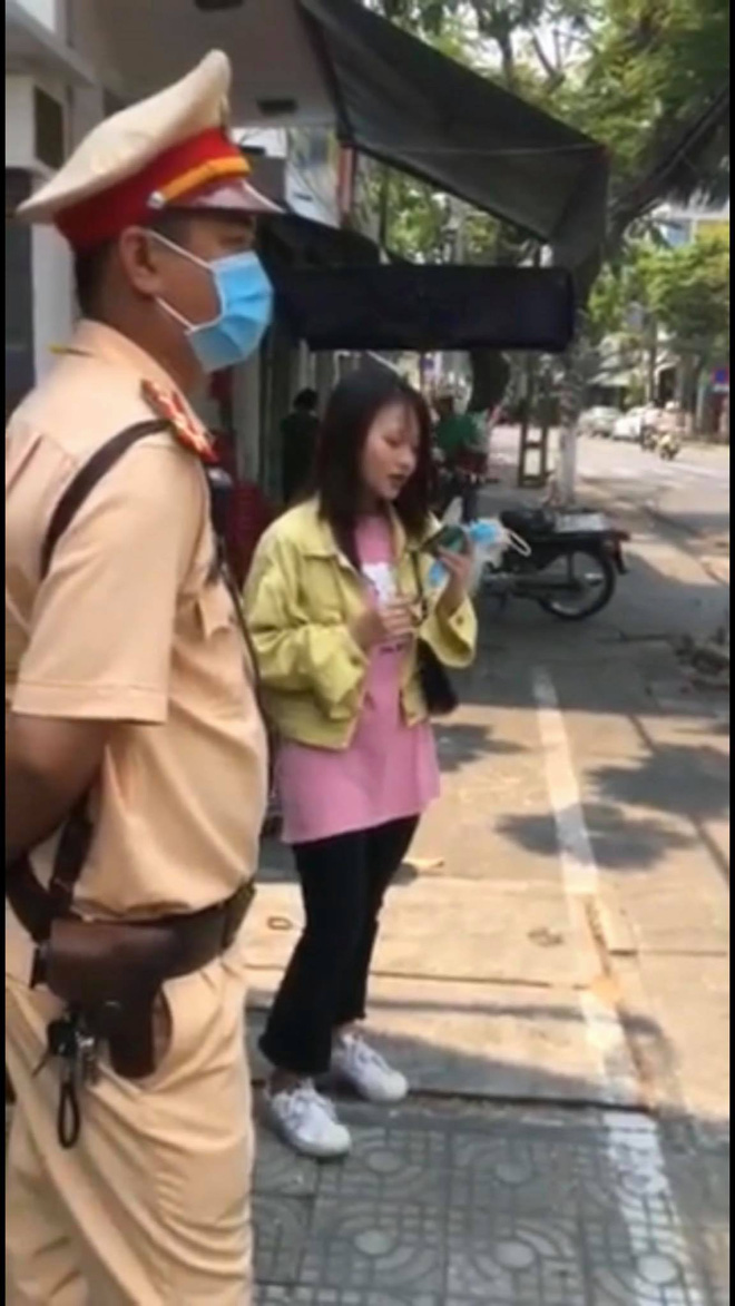 Cô gái chạy xe rẽ không xi nhan, CSGT Đà Nẵng yêu cầu hát một bài rồi xem xét - Ảnh 1.