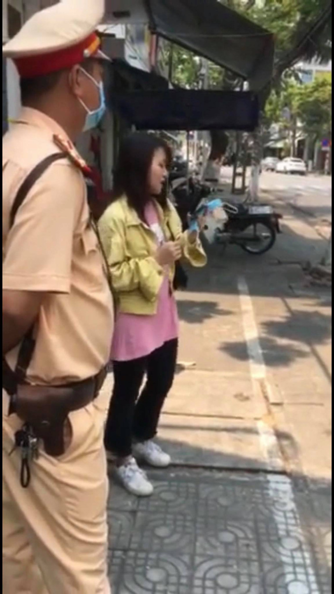 Cô gái chạy xe rẽ không xi nhan, CSGT Đà Nẵng yêu cầu hát một bài rồi xem xét - Ảnh 2.