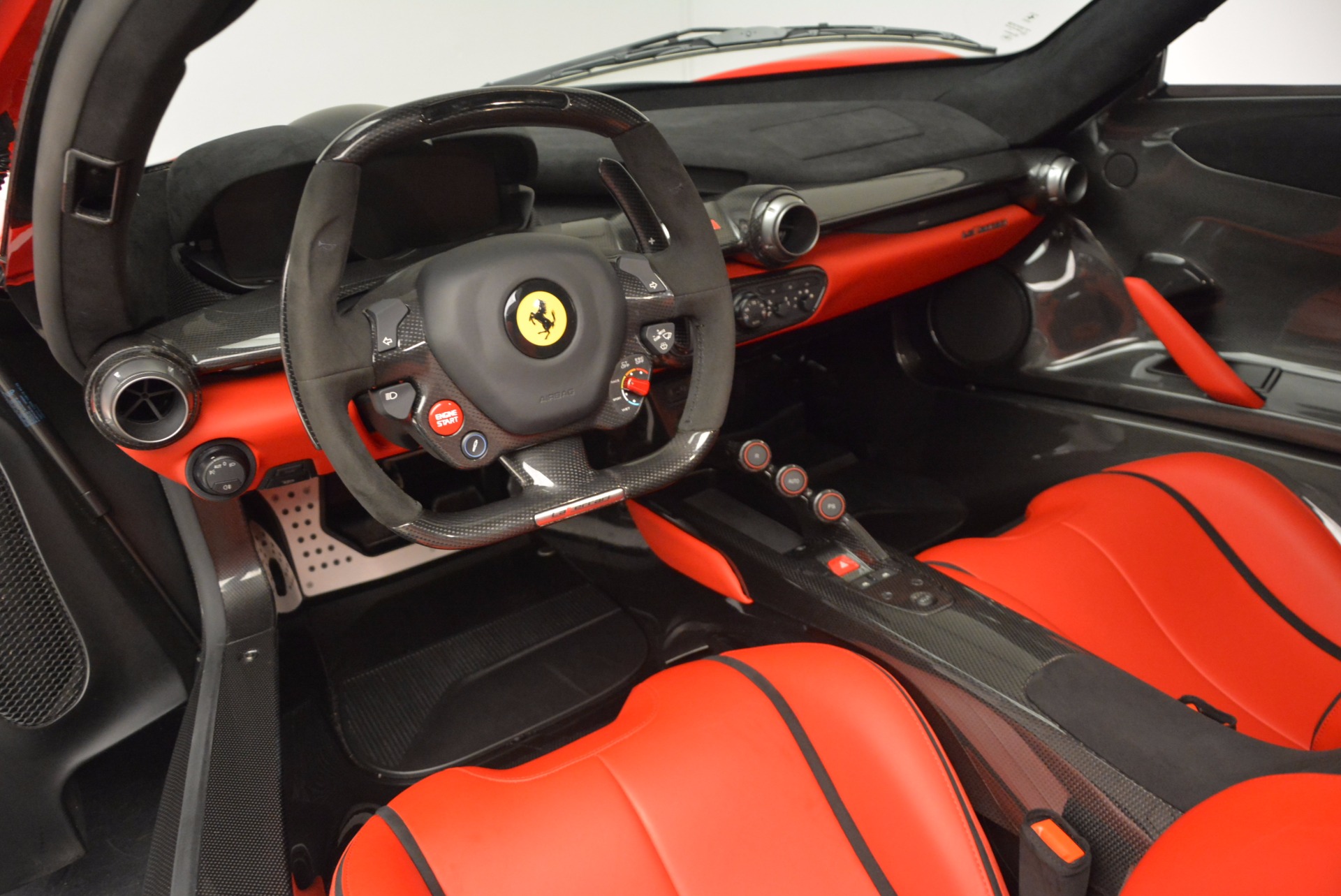Rộ tin nữ doanh nhân cà phê 9x tậu siêu phẩm Ferrari LaFerrari đầu tiên tại Việt Nam - Ảnh 4.