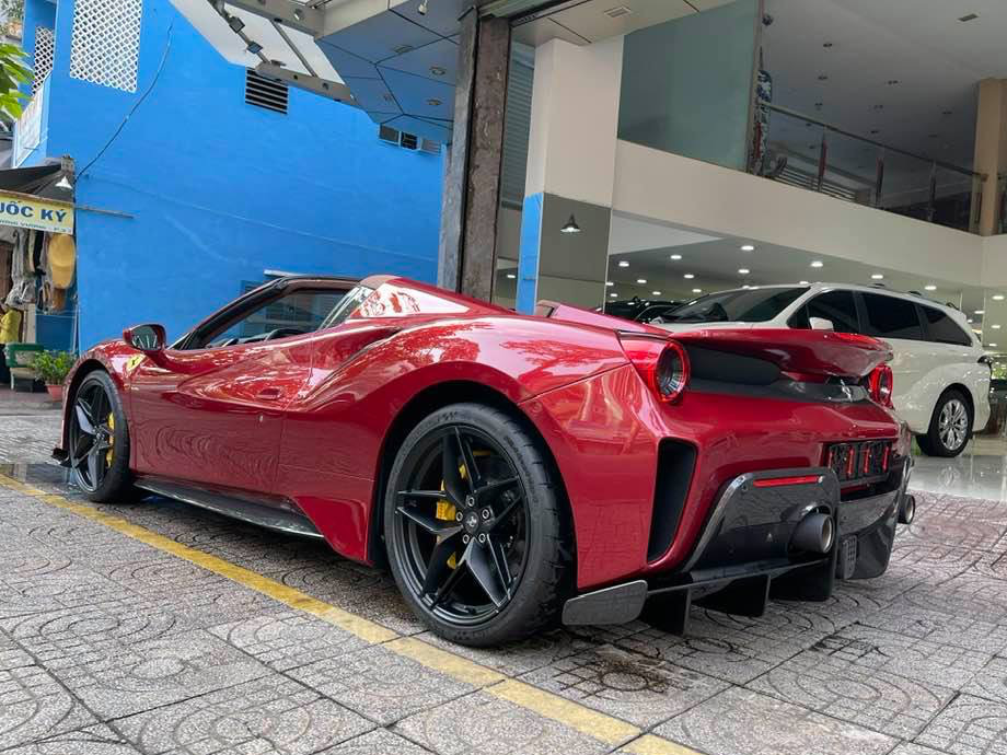 Ferrari 488 Pista Spider thứ 2 về Việt Nam: Diện mạo khác xe Hoàng Kim Khánh, nội thất gây bất ngờ - Ảnh 1.