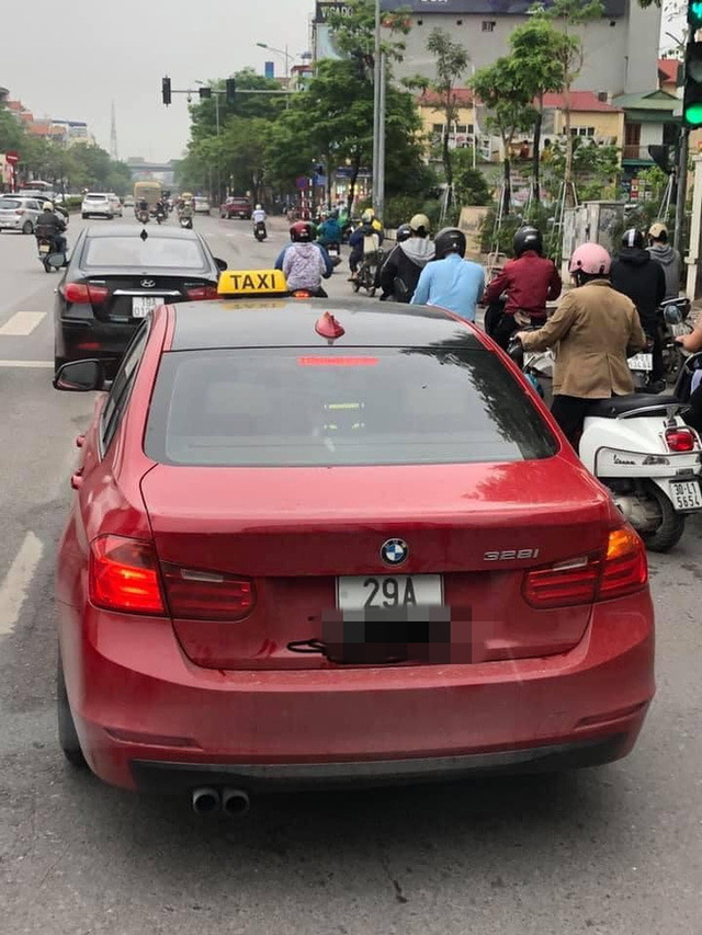 BMW tiền tỉ gắn biển taxi chạy trên phố Hà Nội khiến người đi đường xôn xao, chụp ảnh đăng lên MXH - Ảnh 1.