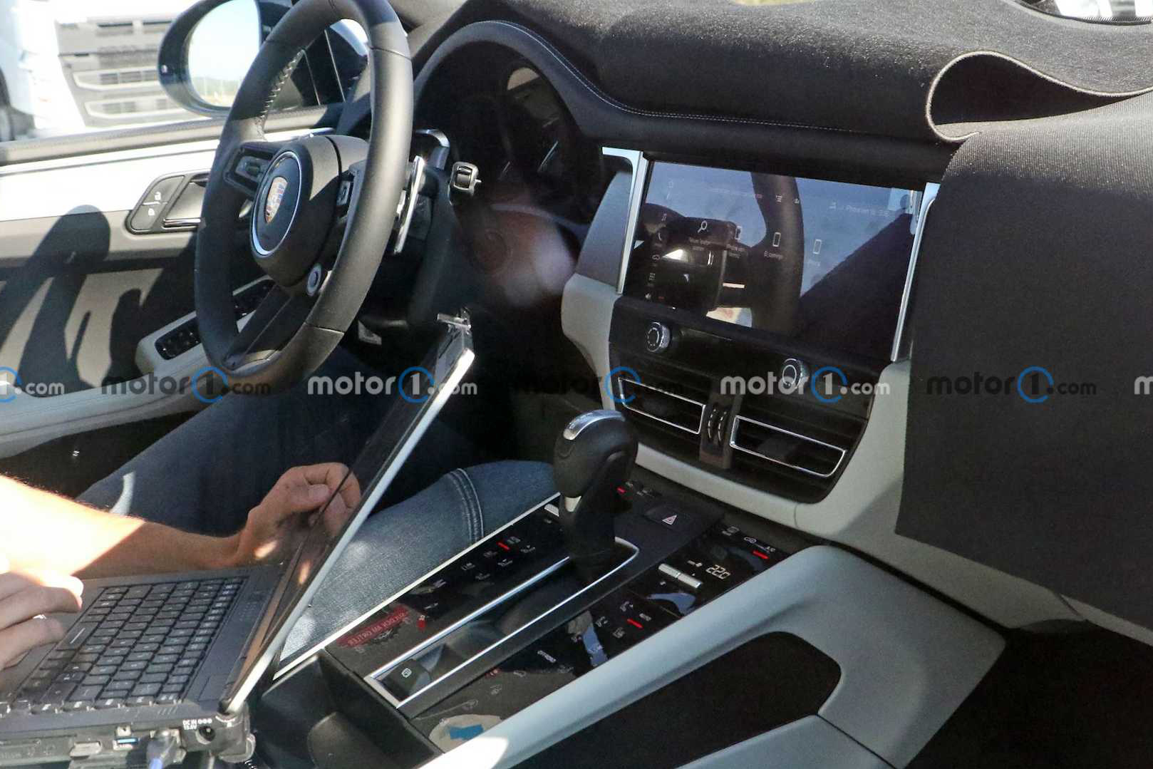 Hé lộ nội thất Porsche Macan mới sắp ra mắt: Vô-lăng mới, bỏ bớt nút bấm