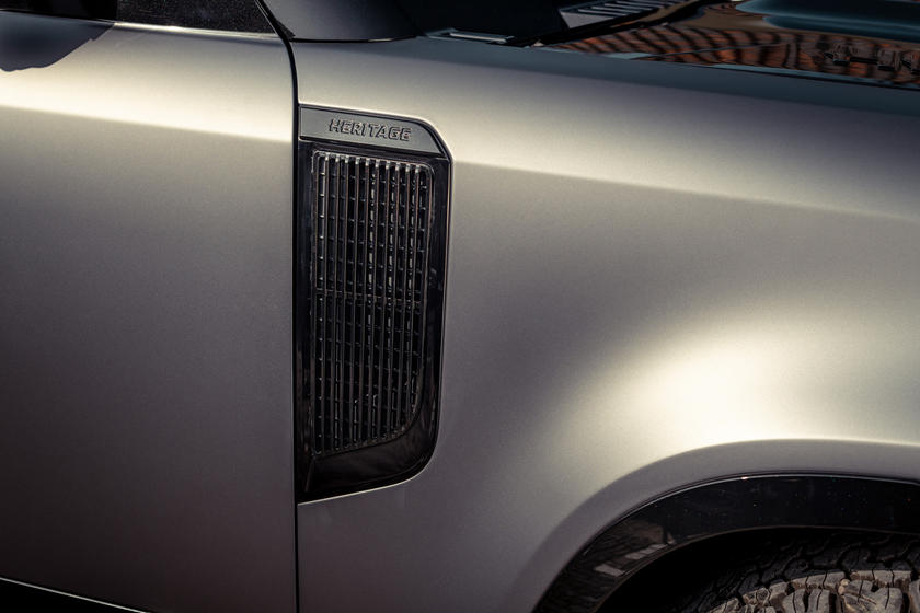 Land Rover Defender độ kiểu rỉ sét cho nhà giàu thích chơi trội - Ảnh 2.