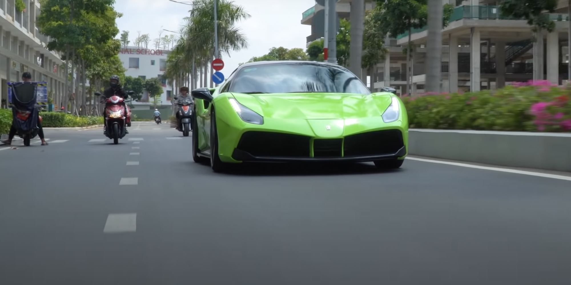 Vụ nam thanh ni&ecirc;n l&aacute;i si&ecirc;u xe Ferrari bị tạm giữ: Xe thường xuy&ecirc;n... rớt biển số - Ảnh 2.