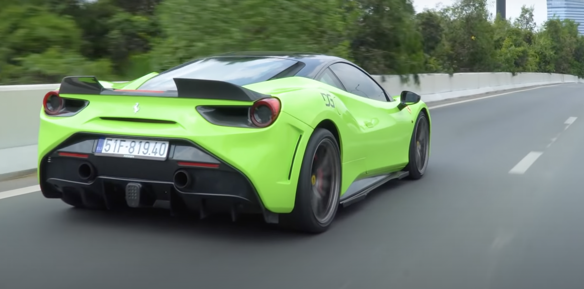 Vụ nam thanh ni&ecirc;n l&aacute;i si&ecirc;u xe Ferrari bị tạm giữ: Xe thường xuy&ecirc;n... rớt biển số - Ảnh 1.