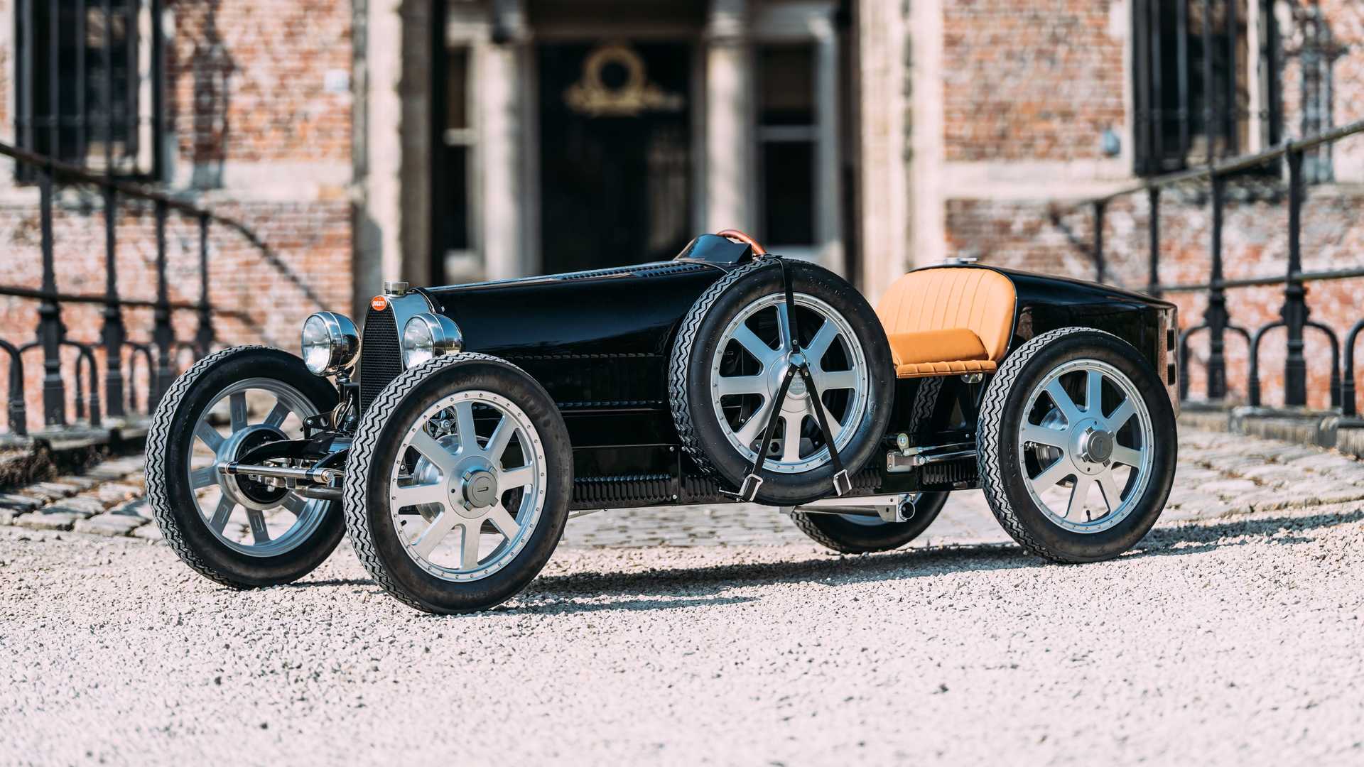 Vì sao chiếc Bugatti đời mới này có giá ngang Toyota Camry? - Ảnh 2.