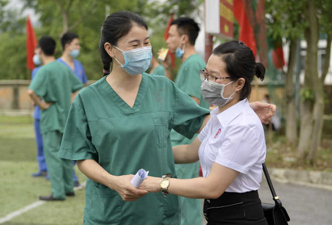 CSGT đứng nghiêm, giơ tay chào đoàn xe đưa 200 y bác sĩ Quảng Ninh đến điểm nóng dịch Covid-19 tại Bắc Giang: Khoảnh khắc triệu like - Ảnh 4.
