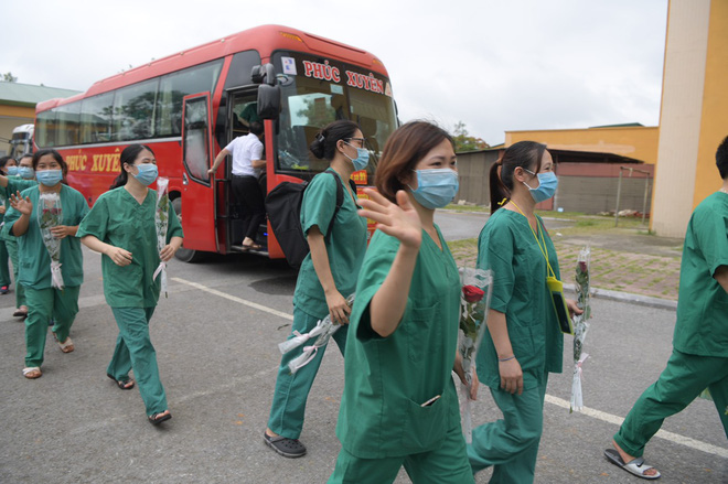 CSGT đứng nghiêm, giơ tay chào đoàn xe đưa 200 y bác sĩ Quảng Ninh đến điểm nóng dịch Covid-19 tại Bắc Giang: Khoảnh khắc triệu like - Ảnh 6.