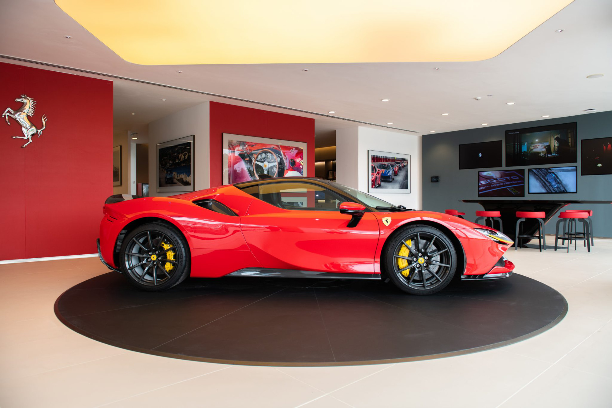 Ferrari SF90 Stradale và Roma chính hãng chốt ngày ra mắt Việt Nam: Đắt nhất dự kiến từ 33 tỷ đồng, liệu có phải xe của Nguyễn Quốc Cường? - Ảnh 4.