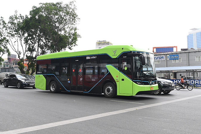 VinBus lần đầu lăn bánh trên phố Hà Nội: Êm ái, không khí thải, làm quen đường trước khi chạy chính thức - Ảnh 2.