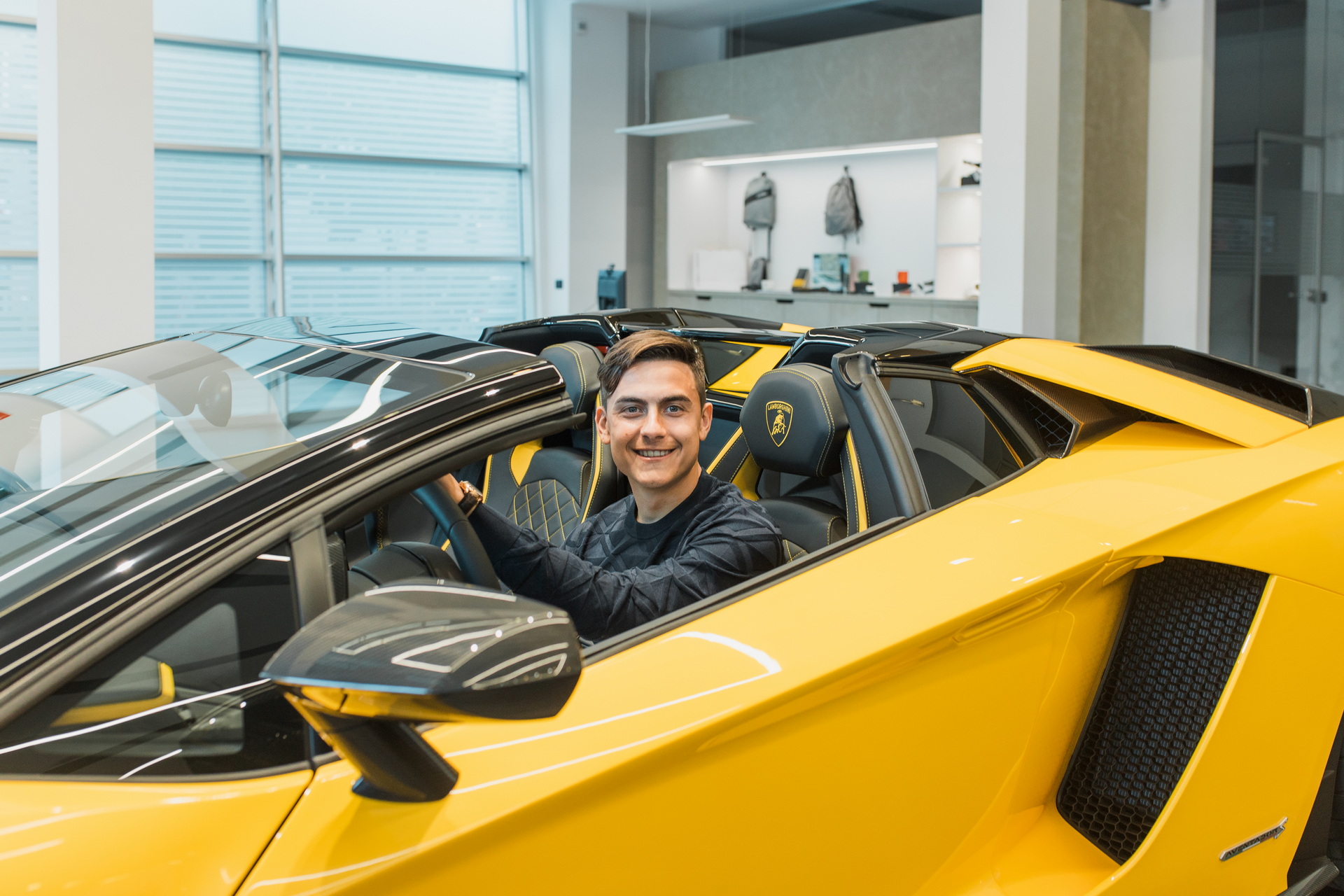 Ăn mừng bàn thắng thứ 100, Paulo Dybala mua Lamborghini Aventador S Roadster giá quy đổi hơn 10 tỷ đồng - Ảnh 3.