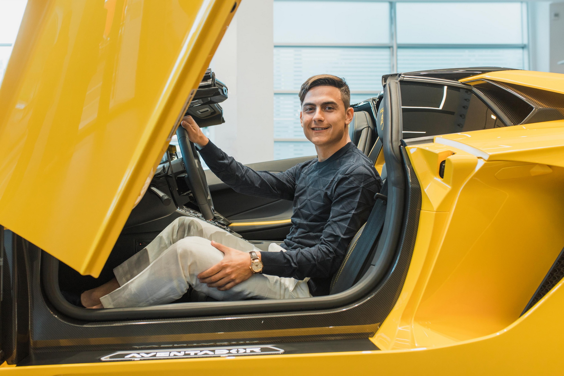 Ăn mừng bàn thắng thứ 100, Paulo Dybala mua Lamborghini Aventador S Roadster giá quy đổi hơn 10 tỷ đồng - Ảnh 2.