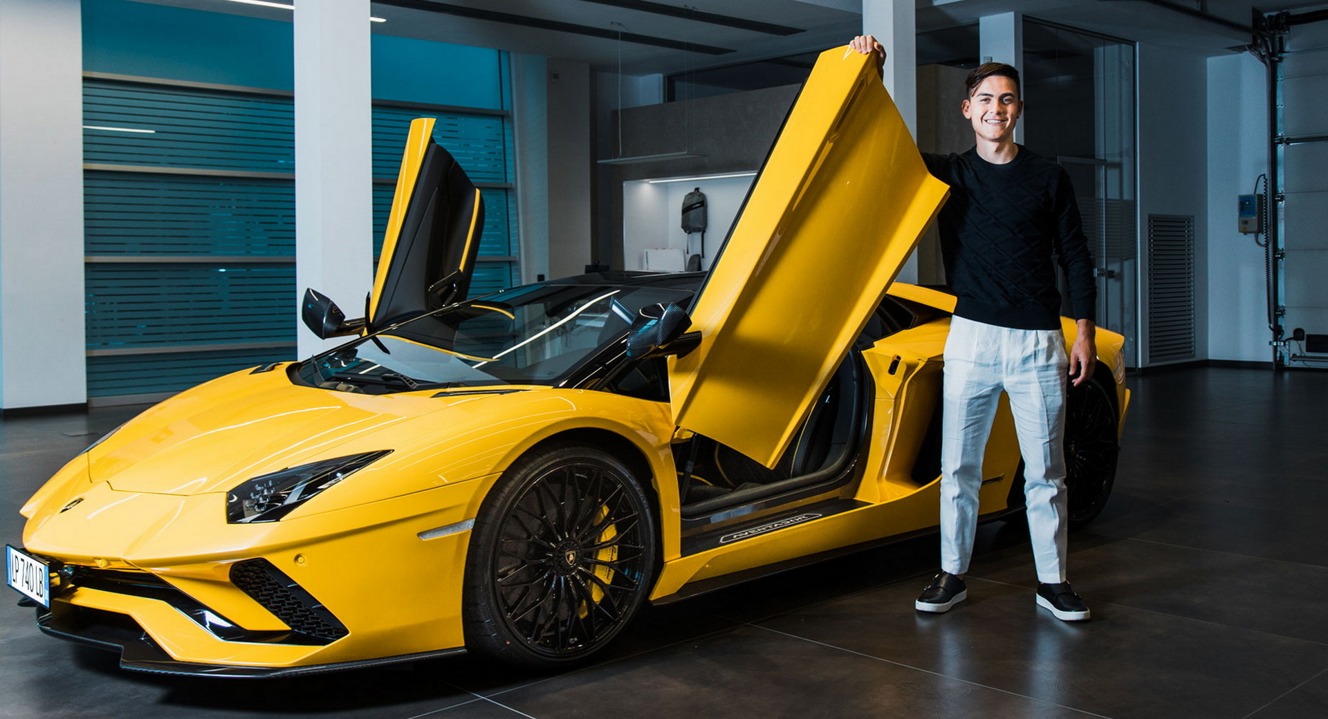 Ăn mừng bàn thắng thứ 100, Paulo Dybala mua Lamborghini Aventador S Roadster giá quy đổi hơn 10 tỷ đồng - Ảnh 1.