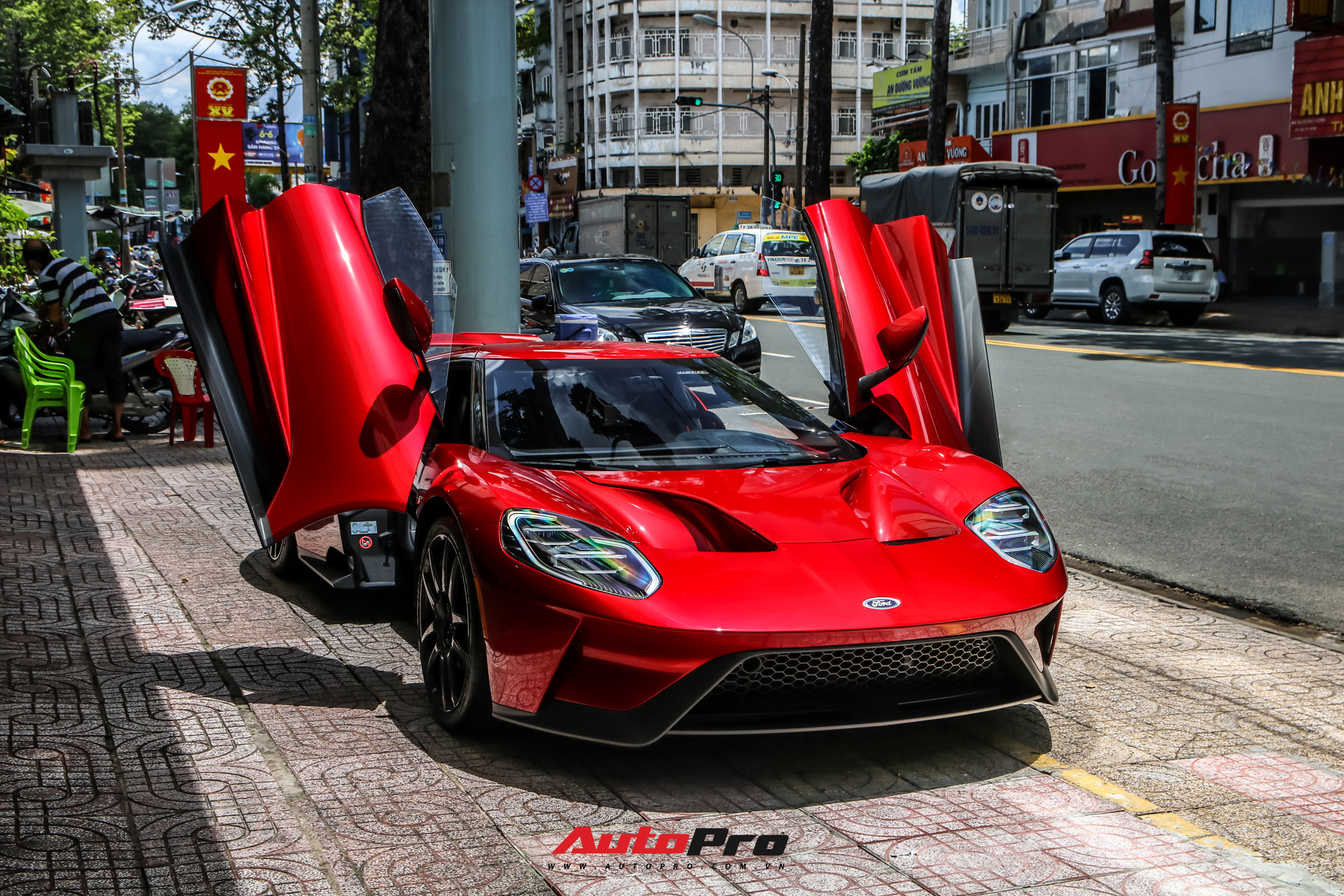 Minh Nhựa rủ Nguyễn Quốc Cường đi xem siêu phẩm Ford GT, CĐM nhất loạt đẩy thuyền: 2 anh mỗi người 1 con là hết bài! - Ảnh 8.