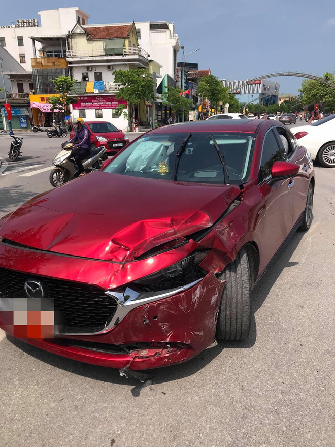 Bánh xe Hyundai bất ngờ rụng, lăn ra đường - Camera hành trình “bóc” cú đâm gây tai hoạ - Ảnh 3.