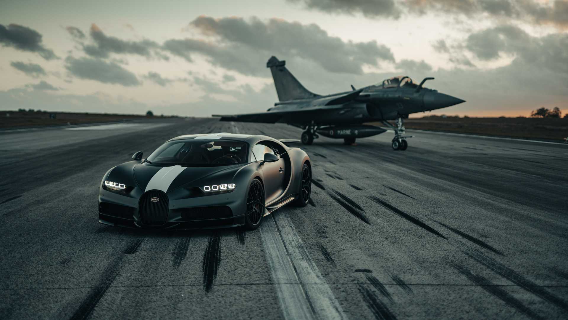 Siêu xe Bugatti đua với máy bay chiến đấu và cái kết làm bất ngờ tất cả - Ảnh 1.