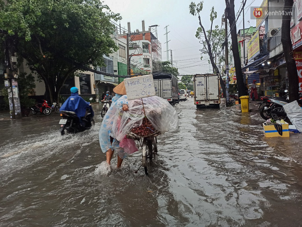 Sài Gòn mưa tối trời vào buổi sáng, đường ngập “te tua”, xe chết máy la liệt - Ảnh 11.