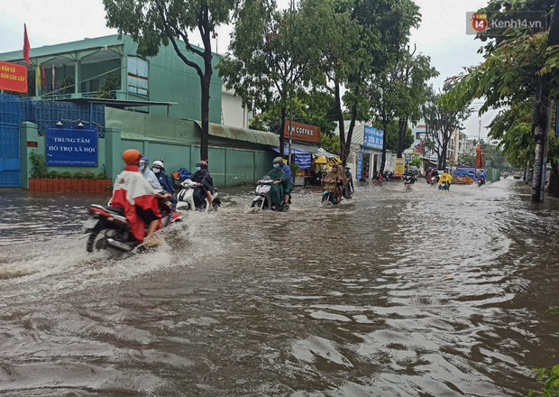 Sài Gòn mưa tối trời vào buổi sáng, đường ngập “te tua”, xe chết máy la liệt - Ảnh 13.