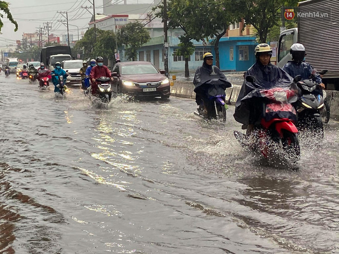 Sài Gòn mưa tối trời vào buổi sáng, đường ngập “te tua”, xe chết máy la liệt - Ảnh 4.