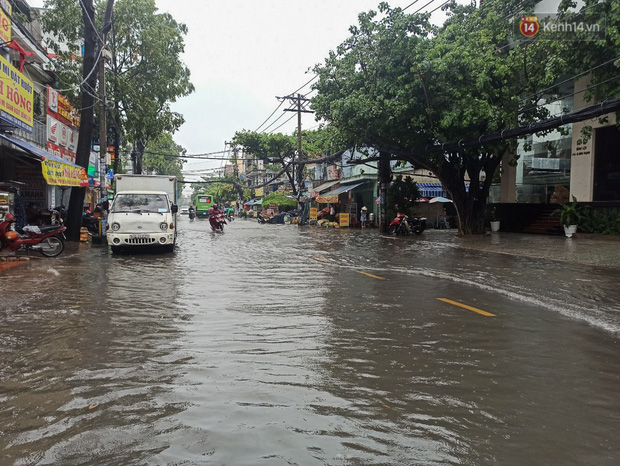 Sài Gòn mưa tối trời vào buổi sáng, đường ngập “te tua”, xe chết máy la liệt - Ảnh 5.