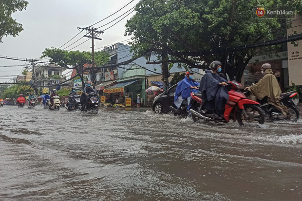 Sài Gòn mưa tối trời vào buổi sáng, đường ngập “te tua”, xe chết máy la liệt - Ảnh 7.