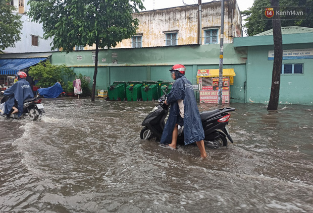 Sài Gòn mưa tối trời vào buổi sáng, đường ngập “te tua”, xe chết máy la liệt - Ảnh 8.