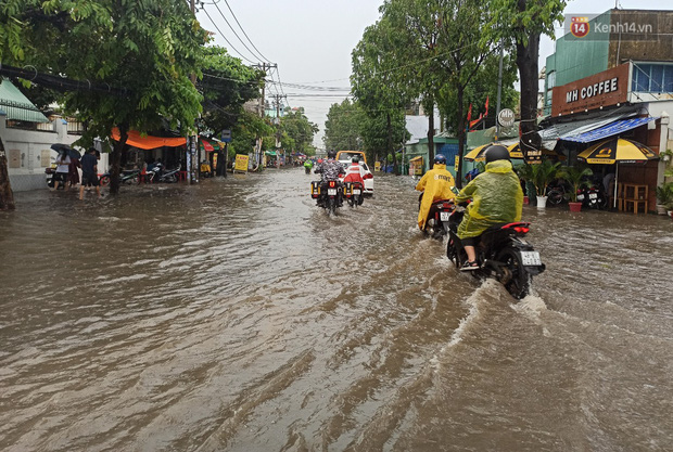 Sài Gòn mưa tối trời vào buổi sáng, đường ngập “te tua”, xe chết máy la liệt - Ảnh 9.