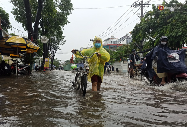 Sài Gòn mưa tối trời vào buổi sáng, đường ngập “te tua”, xe chết máy la liệt - Ảnh 10.