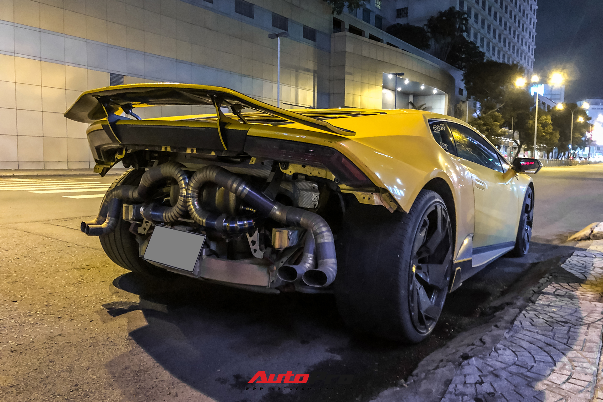 Lamborghini Huracan từng của doanh nhân Nguyễn Quốc Cường độ phong cách cởi truồng cực dị - Ảnh 4.