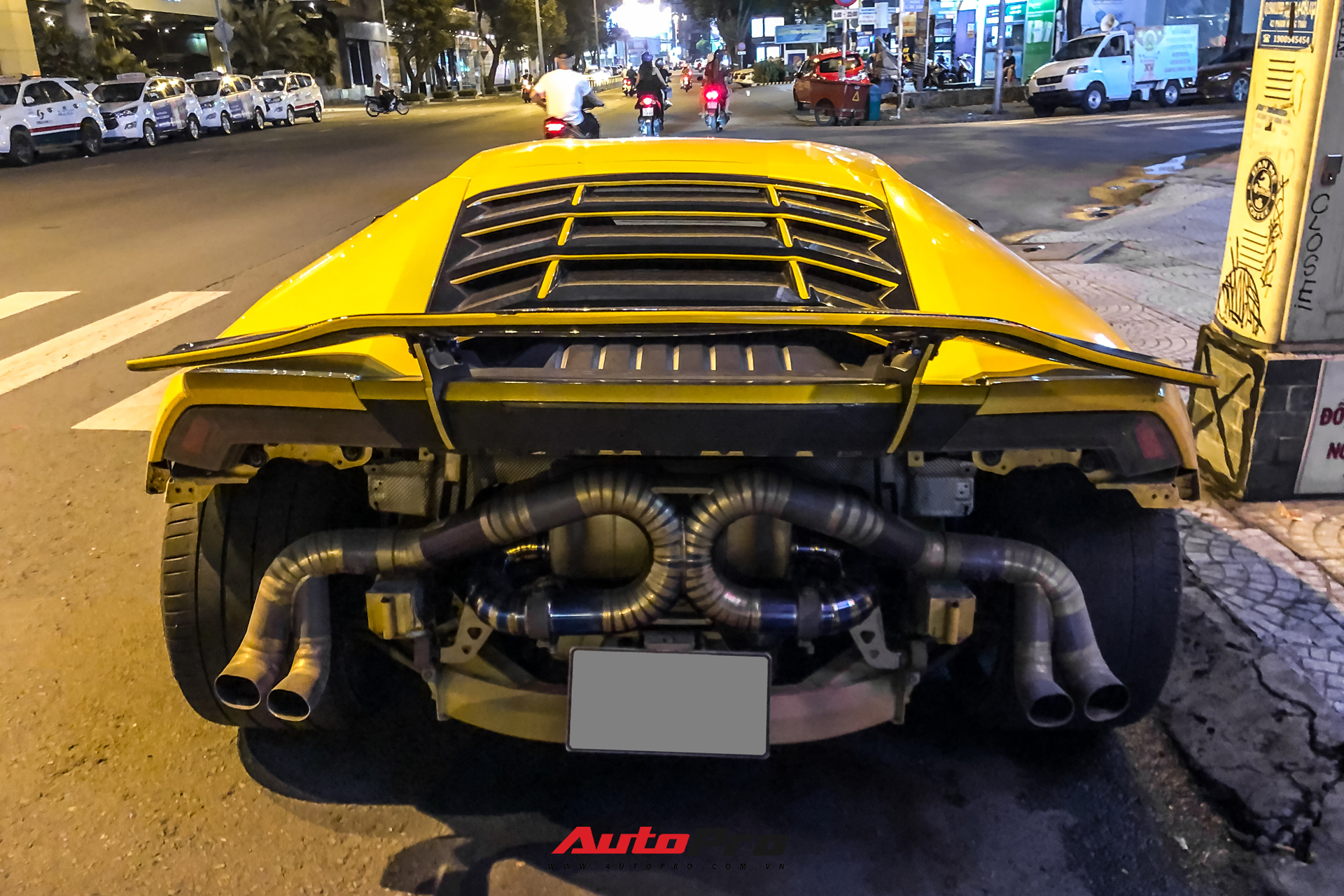 Lamborghini Huracan từng của doanh nhân Nguyễn Quốc Cường độ phong cách cởi truồng cực dị - Ảnh 3.
