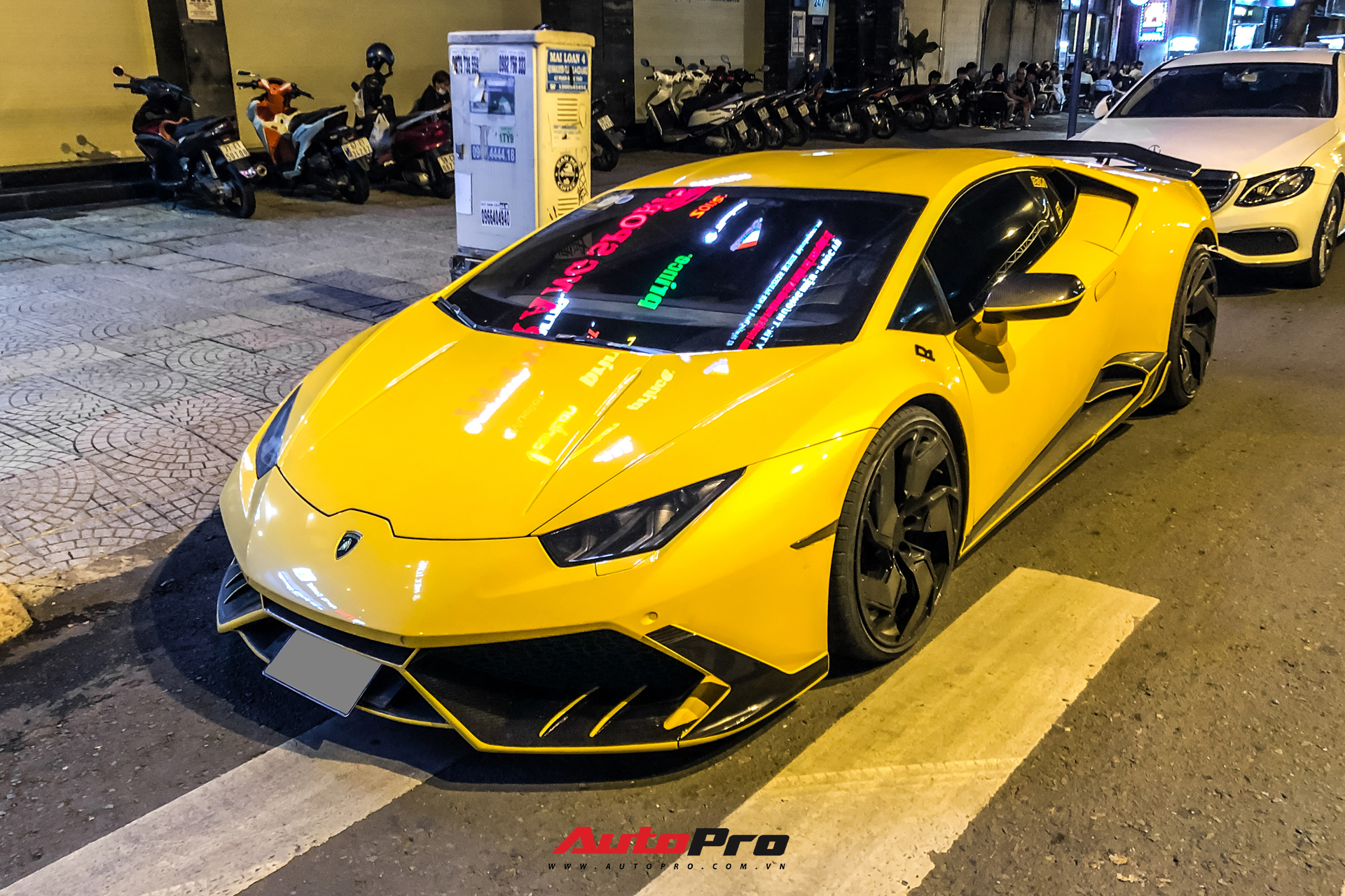 Lamborghini Huracan từng của doanh nhân Nguyễn Quốc Cường độ phong cách cởi truồng cực dị - Ảnh 1.