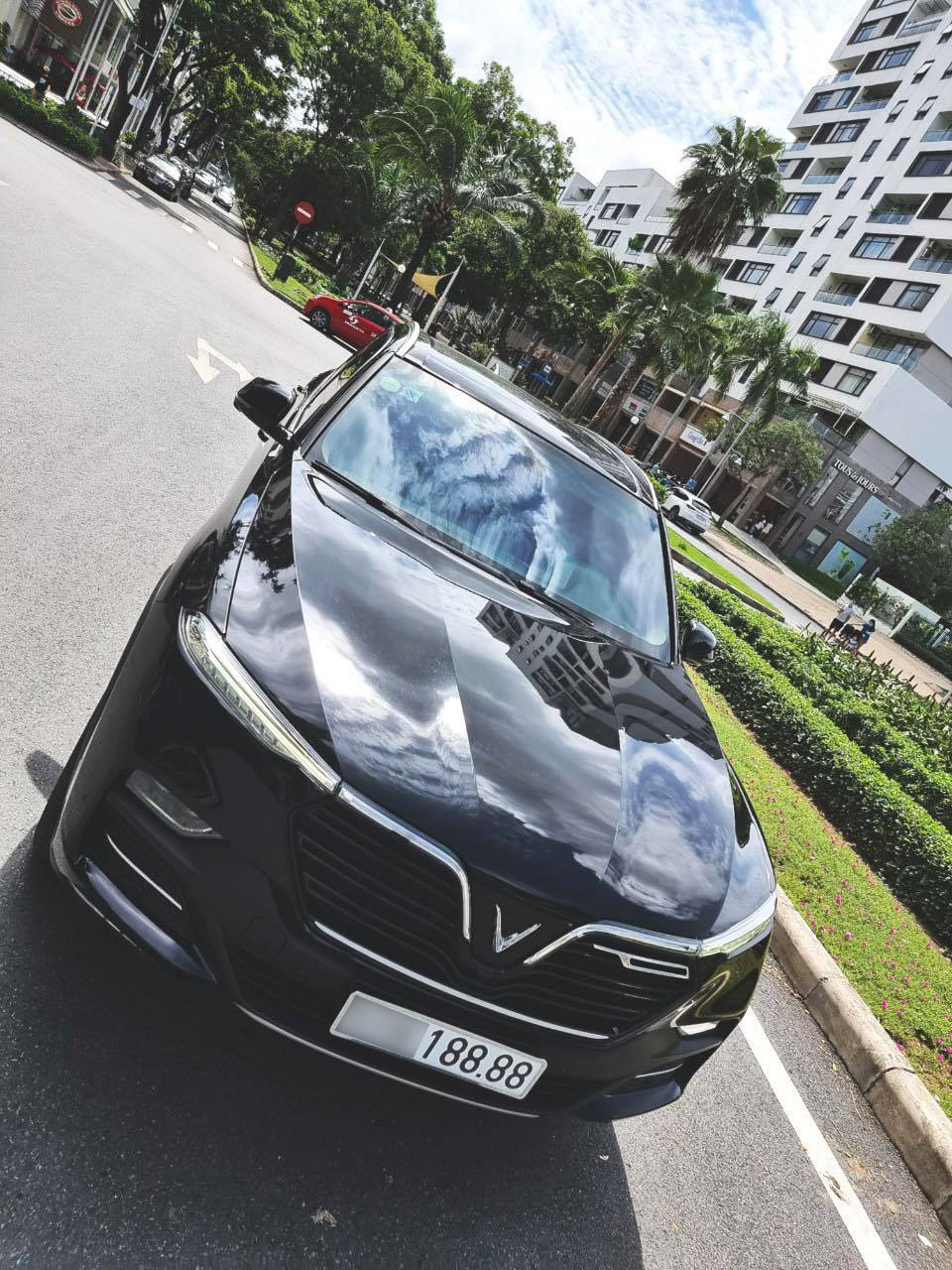 Mang biển tứ quý 188.88, VinFast Lux SA2.0 chạy 17.000km vẫn có giá bán lại 2,1 tỷ đồng - Ảnh 1.