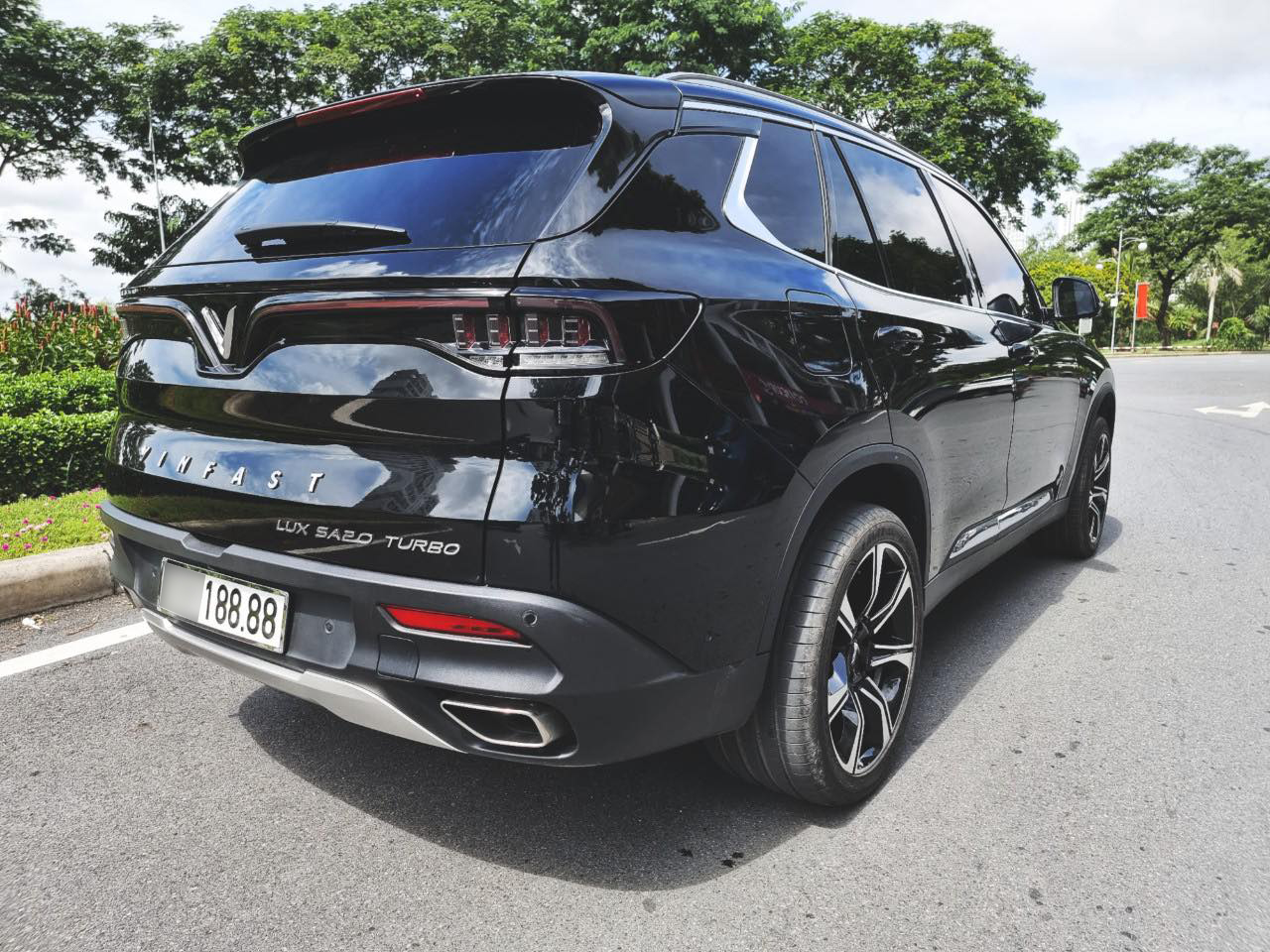 Mang biển tứ quý 188.88, VinFast Lux SA2.0 chạy 17.000km vẫn có giá bán lại 2,1 tỷ đồng - Ảnh 3.