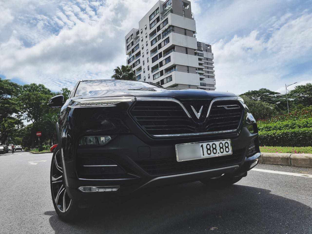 Mang biển tứ quý 188.88, VinFast Lux SA2.0 chạy 17.000km vẫn có giá bán lại 2,1 tỷ đồng - Ảnh 2.