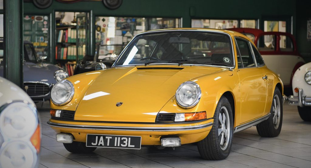 Having extra money during COVID season but not being able to travel, wealthy individuals are now investing in classic cars - Photo 1. Having extra money during COVID season but not being able to travel, wealthy individuals are now investing in classic cars - Photo 1.