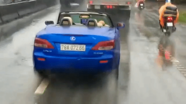 Góc dân chơi không sợ mưa rơi: Tài xế Lexus bạc tỷ mở mui trần bất chấp mưa lớn, cư dân mạng đồng tình dự đoán một nguyên nhân - Ảnh 2.