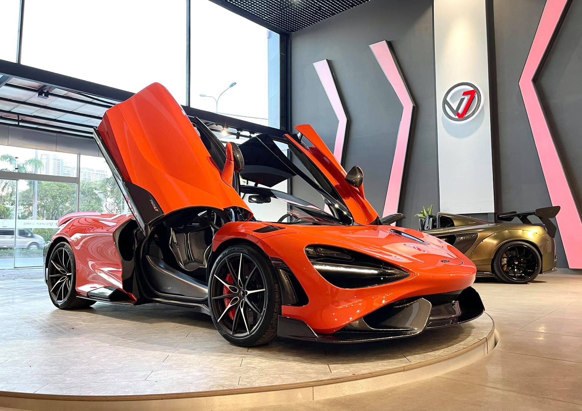 McLaren 765LT thứ ba Việt Nam về showroom từng bán xe cho Nguyễn Quốc Cường, mức giá gây tò mò - Ảnh 1.