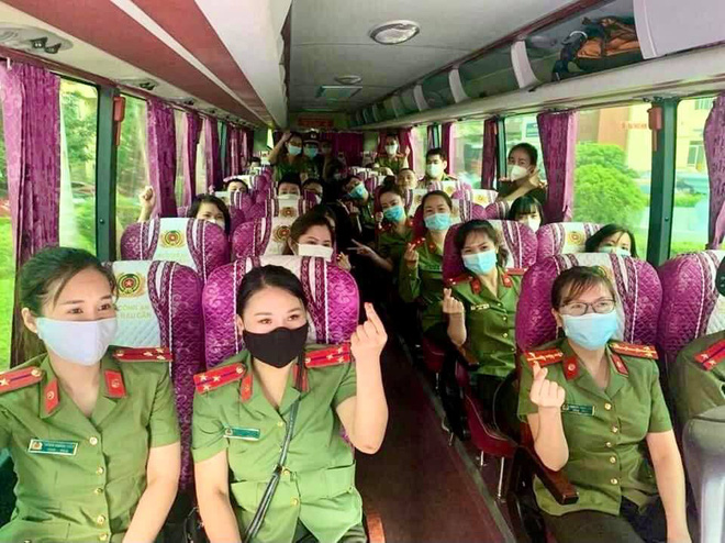 Nữ chiến sĩ CAND lái xe đưa đoàn y, bác sĩ đến tâm dịch Bắc Giang: Phái mạnh phải nể phục - Ảnh 3.
