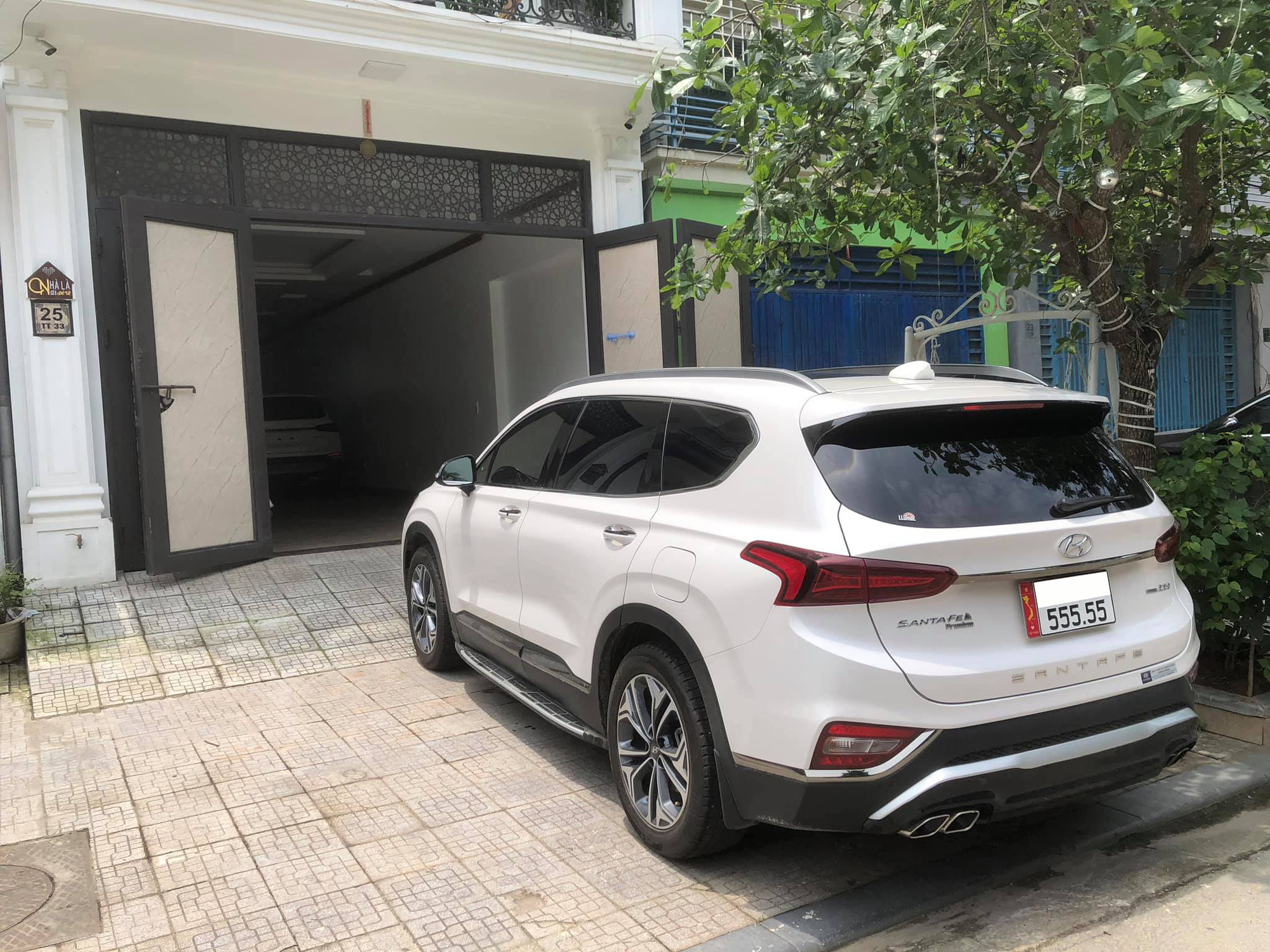 Bán Hyundai Santa Fe biển 555.55, đại gia vẫn dư gần nửa tỷ nếu tậu Mercedes-Benz GLC 300 AMG đập hộp - Ảnh 2.