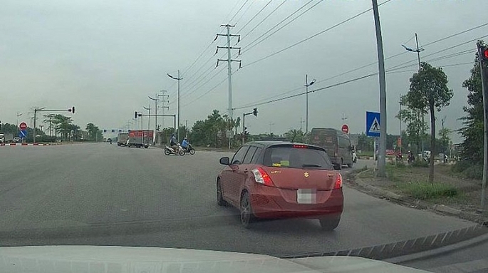 Hà Nội: Phạt tài xế ô tô vượt đèn đỏ qua tin nhắn Facebook - Ảnh 1.
