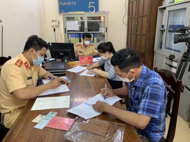 Xử phạt đôi nam nữ trong clip ngồi chung ghế lái ô tô lao vun vút trên đường - Ảnh 1.