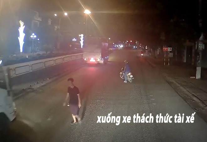 Đi xe máy thách thức, tạt đầu xe container, hai thanh niên nhận cái kết chạy té khói - Ảnh 1.