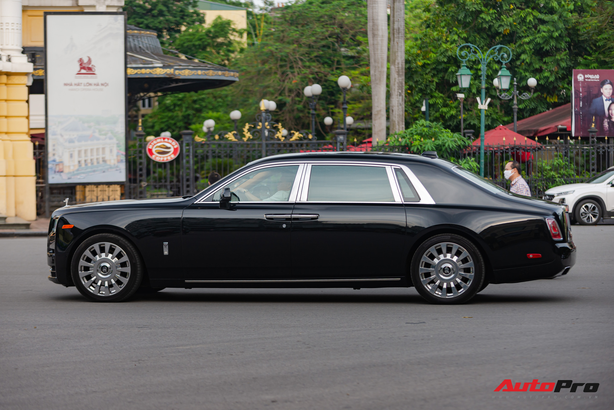 Rolls-Royce Phantom VIII đồn đoán của đại gia Ninh Bình xuất hiện trong tình trạng mới kính coong sau một thời gian âm thầm về nước - Ảnh 3.