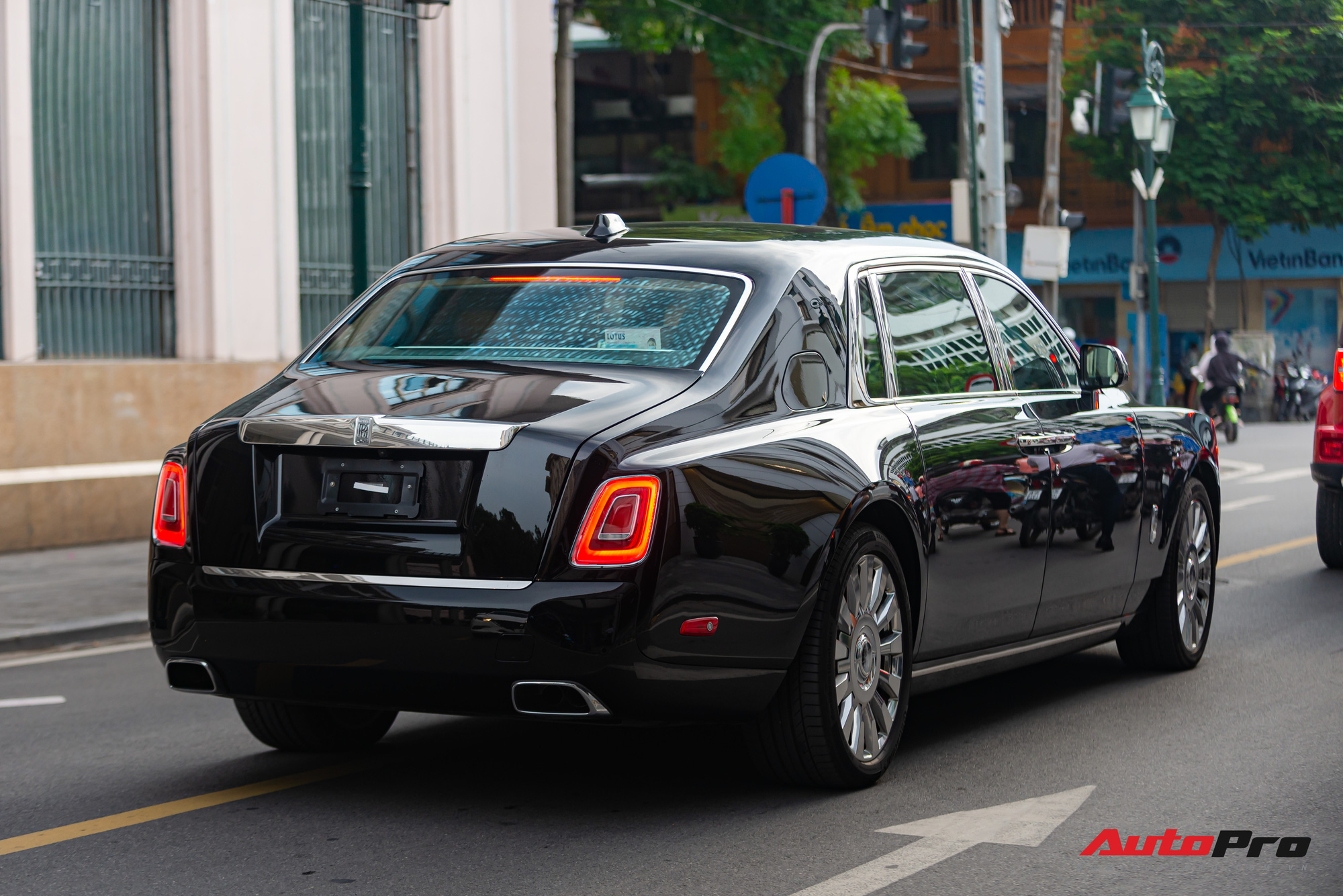 Rolls-Royce Phantom VIII đồn đoán của đại gia Ninh Bình xuất hiện trong tình trạng mới kính coong sau một thời gian âm thầm về nước - Ảnh 2.