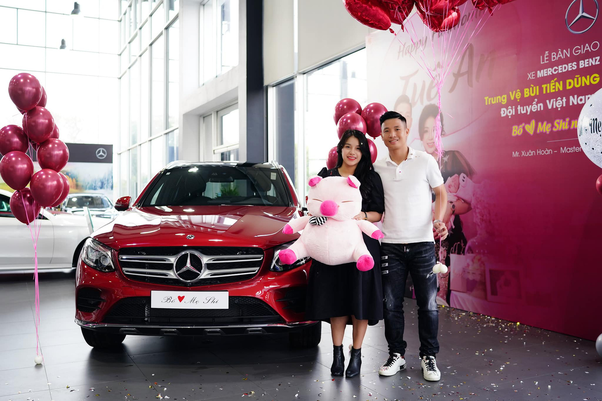 Soi xe của tuyển thủ đội tuyển Việt Nam: Ai cũng mua Mercedes-Benz nhưng đội trưởng Quế Ngọc Hải lại giản dị bất ngờ - Ảnh 1.