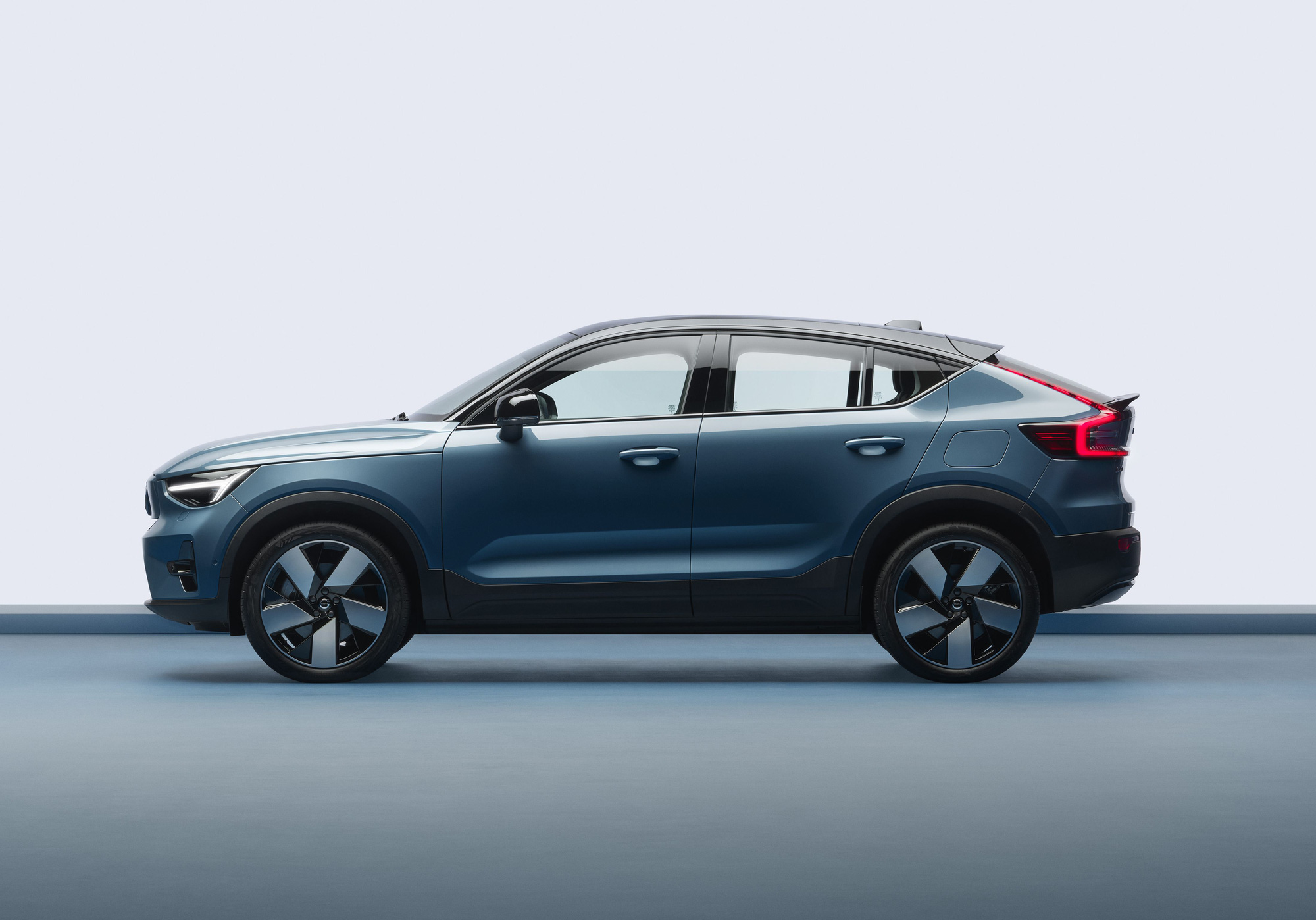 Hé lộ Volvo XC30 - SUV cỡ nhỏ cạnh tranh Peugeot e-2008 với công nghệ ...